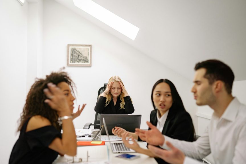 subire un torto da un collega